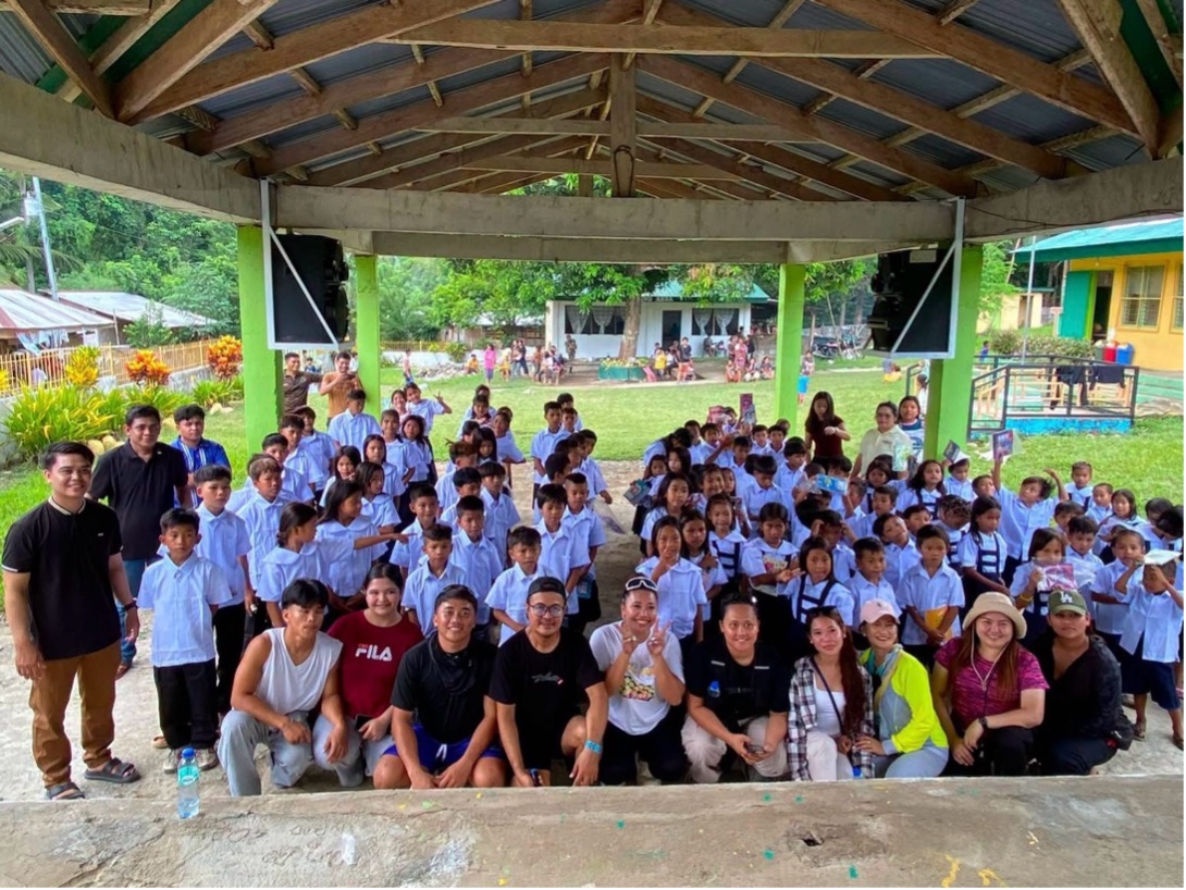 volunteers and students quinomay